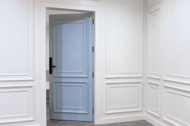 Büyük bir evde zarif beyaz ahşap duvarlar ve kapı.