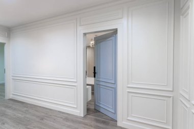 Büyük bir evde zarif beyaz ahşap duvarlar ve kapı.