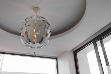 Lüks bir avize duvarında asılı.