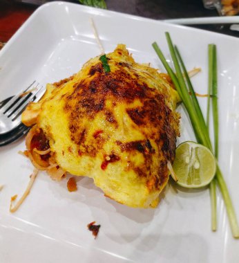 Yumurtaya sarılmış Tayland yemeği.