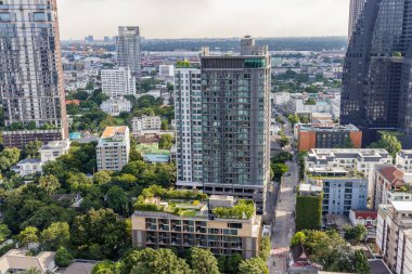 Beyaz ve camlı modern bir apartman dairesinin dış görünüşü