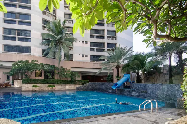 Сад Бассейн Жилом Районе — стоковое фото