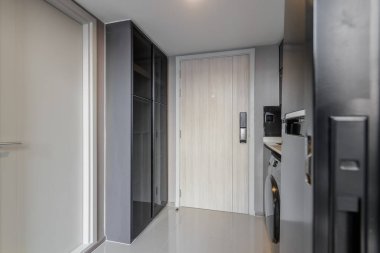 Kapının önündeki ayakkabı rafı.