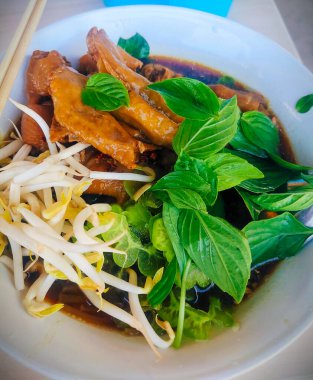 Acı kavunlu tavuklu erişte.