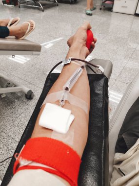 Erkek kolu kan bağışlıyor.