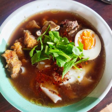 Kahvaltıda sağlıklı yemek için rulo pirinç çorbası.