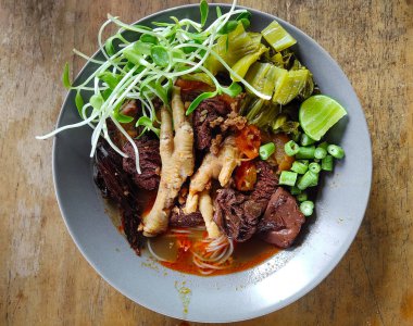 Kuzey Tayland usulü körili tavuklu pirinç vermicelli.