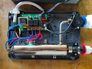 Su ısıtıcısının içindeki elektrik devresi.