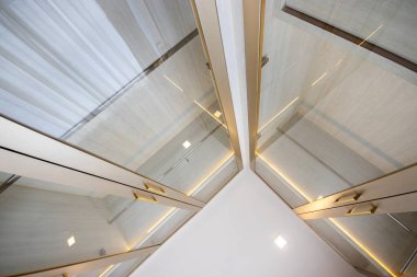 Meşe ağacından dolabın iç detayları. Modern mobilyanın ayrıntıları