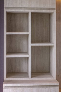 Meşe ağacından dolabın iç detayları. Modern mobilyanın ayrıntıları