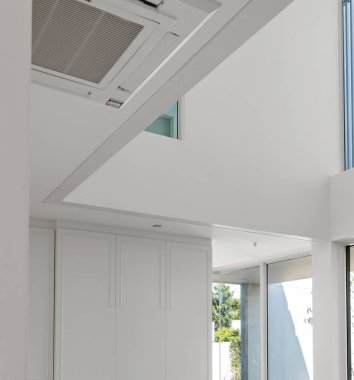 Beyaz duvarlar evin içi boş.