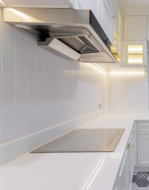 Modern beyaz mutfak, bir sürü dolap ve gerekli olan her şey.