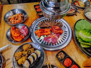 Kore usulü mangal kömürü ve çeşitli mezeler.