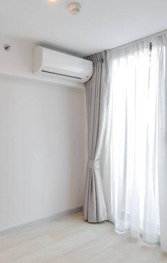 Beyaz bir odada beyaz klima.
