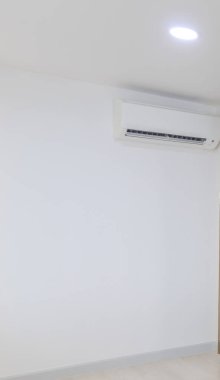 Beyaz bir odada beyaz klima.