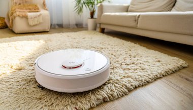 Robot elektrikli süpürge oturma odasındaki halıdaki tozu temizliyor. Yapay zeka destekli bir tasarım aracı, ve yüksek kalite standartları karşılamak için daha da geliştirilmiş