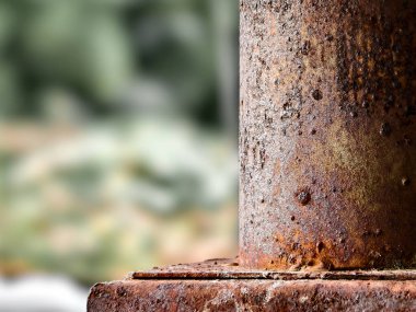 Paslı metal bir yüzeyin yüksek kaliteli grunge dokusu. Tasarım projelerine yıpranmış, yaşlanmış ya da sıkıntılı bir etki eklemek için arka plan olarak mükemmel. Doğal paslı renkler ve karmaşık detaylar.