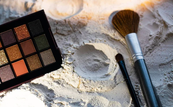 自然装飾化粧品 アイシャドウパレットと砂の上のブラシ プロ化粧 — ストック写真