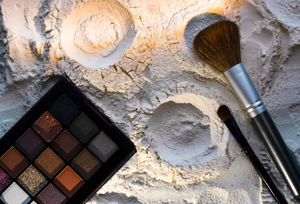 自然装飾化粧品 アイシャドウパレットと砂の上のブラシ プロ化粧 — ストック写真