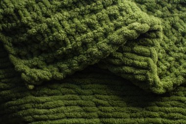 Saf yeşil örülmüş süveterin tek renkli arka planı