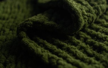 Saf yeşil örülmüş süveterin tek renkli arka planı