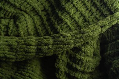 Saf yeşil örülmüş süveterin tek renkli arka planı