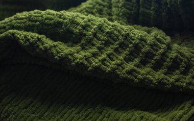 Saf yeşil örülmüş süveterin tek renkli arka planı