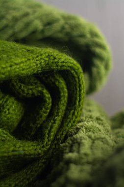 Saf yeşil örülmüş süveterin tek renkli arka planı