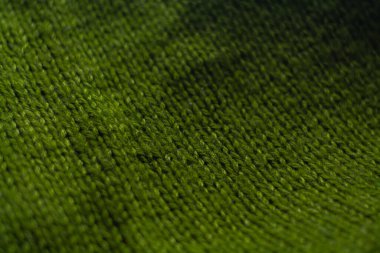 Saf yeşil örülmüş süveterin tek renkli arka planı