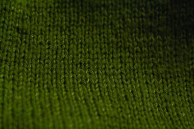 Saf yeşil örülmüş süveterin tek renkli arka planı