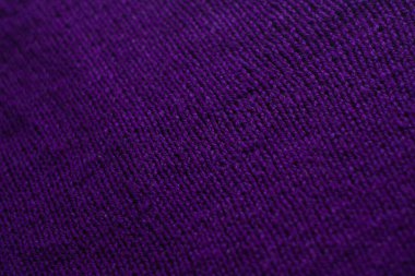 Küçük örgülü, düz mor arkaplan örülmüş bir süveter..