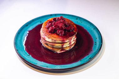 Sos ve ahududulu taze gözlemelerden oluşan lezzetli bir kahvaltı..