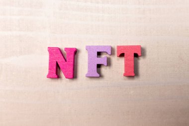 Ahşap arkaplanda nft harfleri