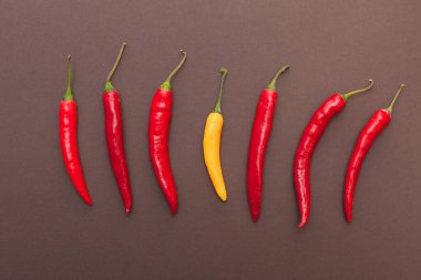 Kahverengi arka planda kırmızı ve sarı kırmızı biber