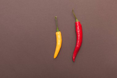 Kahverengi arka planda kırmızı ve sarı kırmızı kırmızı biber.