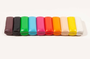 Renkli modelleme macunu beyaza izole edilmiş