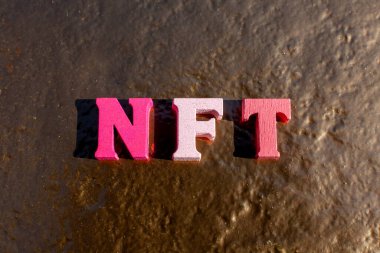 Altın zemin üzerinde nft harfleri