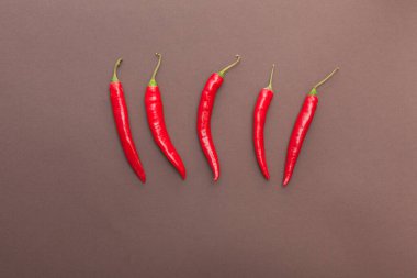 Kahverengi arka planda kırmızı kırmızı kırmızı biber