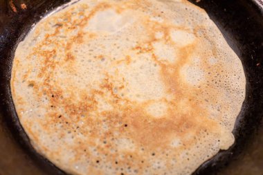 Tavada kızartılmış gözleme.