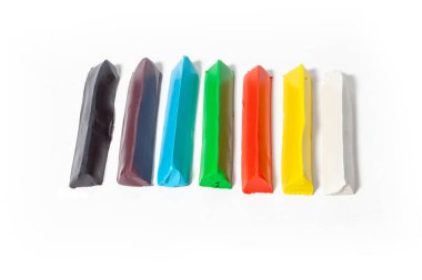 Renkli modelleme macunu beyaza izole edilmiş