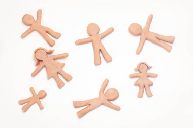 Beyaz arka planda yatan erkek ve kadın kil heykelcikler