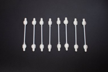 Kulaklıklar siyah arkaplanda izole edildi