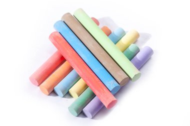 beyaz arkaplanda izole edilmiş tebeşir çubukları