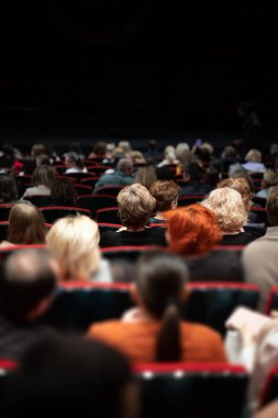 Tiyatro seyircisi gösteriden önce oturdu