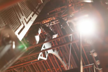 sahne ışıkları ve sahne arkası ekipmanları