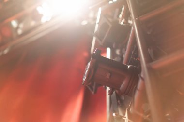 sahne ışıkları ve sahne arkası ekipmanları