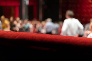 Tiyatrodan önce yer alan insanlar