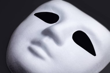 Siyah arkaplanda beyaz karnaval maskesi