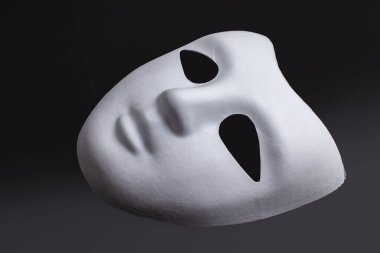 siyah arka plan üzerine beyaz yüz maskesi