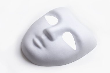 Beyaz arka planda beyaz karnaval maskesi